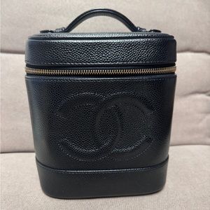 Excellent condition vintage chanel caviar vanity cosmetic case